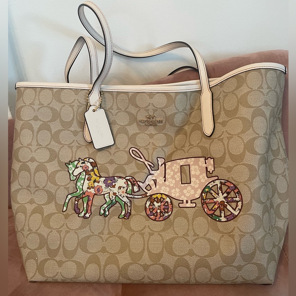 adorable coach tote! with horse carriage 💕